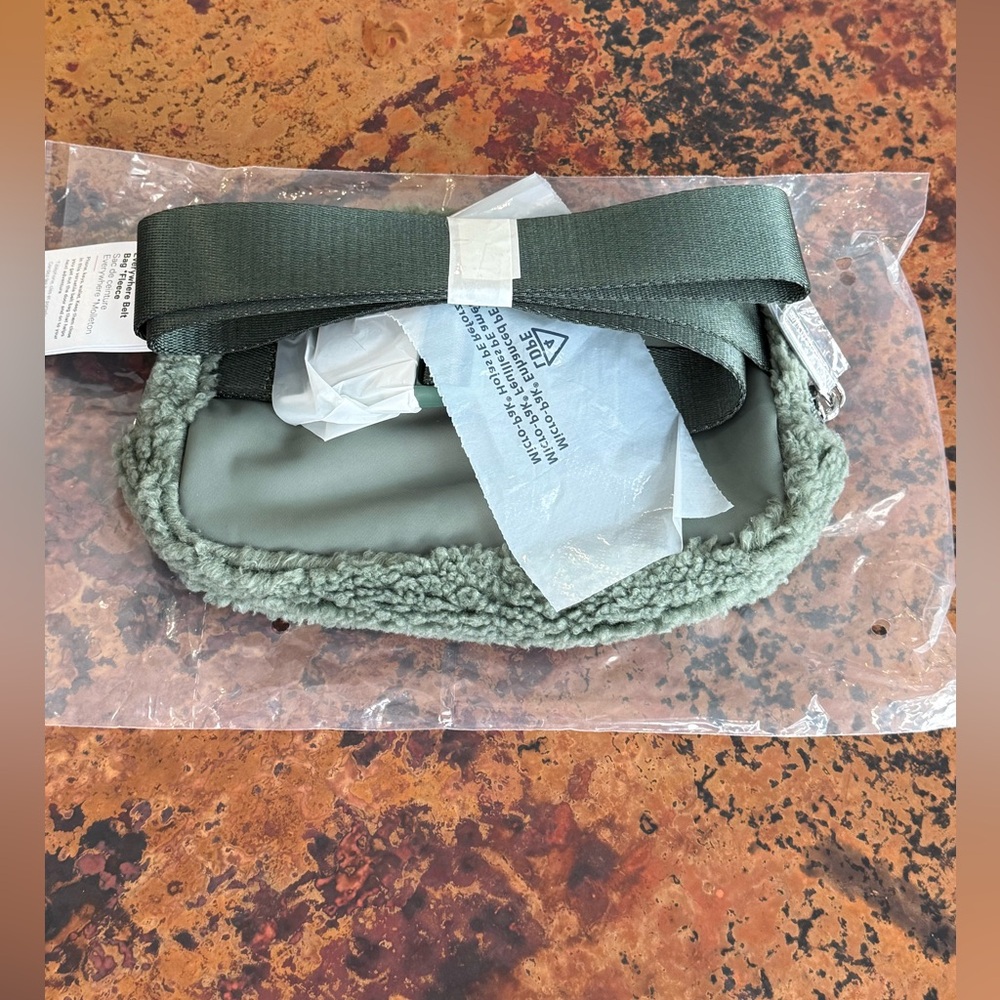 Lululemon Everywhere Fleece Belt Bag Crossover Bag in Gray Eucalyptus/Silver-1L - Picture 8 of 9